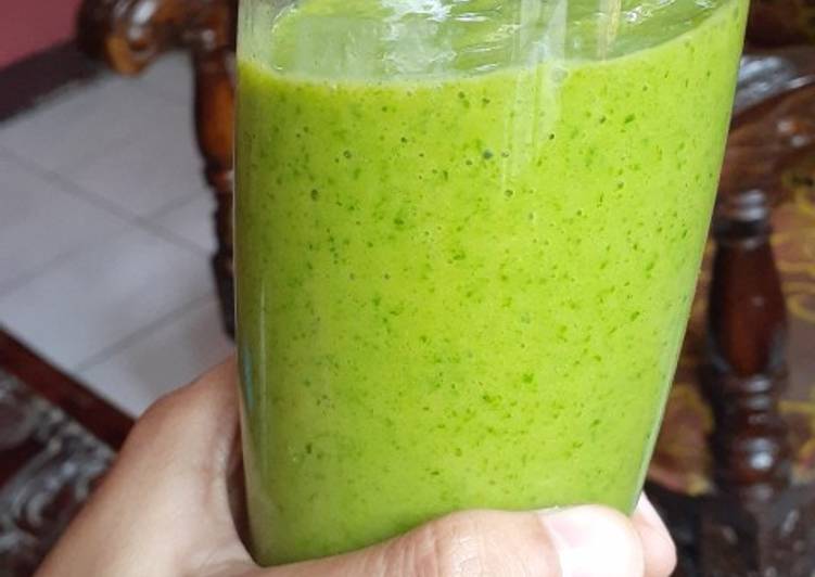 Langkah Mudah untuk Menyiapkan Smoothies bayam dan mangga, Enak Banget