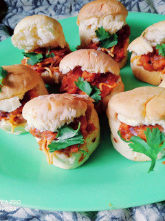 A picture of Misal Pav.