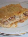 Lasaña de carne picada de cerdo, lonchas de queso  y gratinada