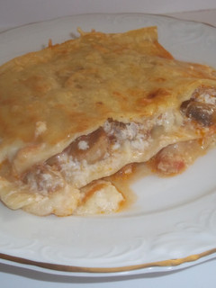 Una foto de Lasaña de carne picada de cerdo, lonchas de queso y gratinada