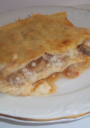 Una foto de Lasaña de carne picada de cerdo, lonchas de queso  y gratinada