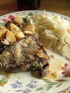 Una foto de Pimientas, bifes y ensalada