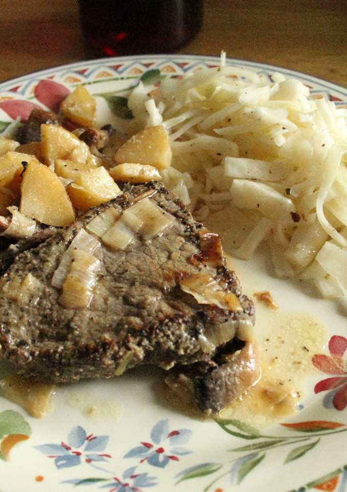 Una foto de Pimientas, bifes y ensalada