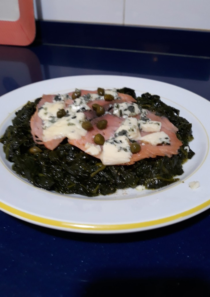 Una foto de Espinacas con Salmón y Roquefort
