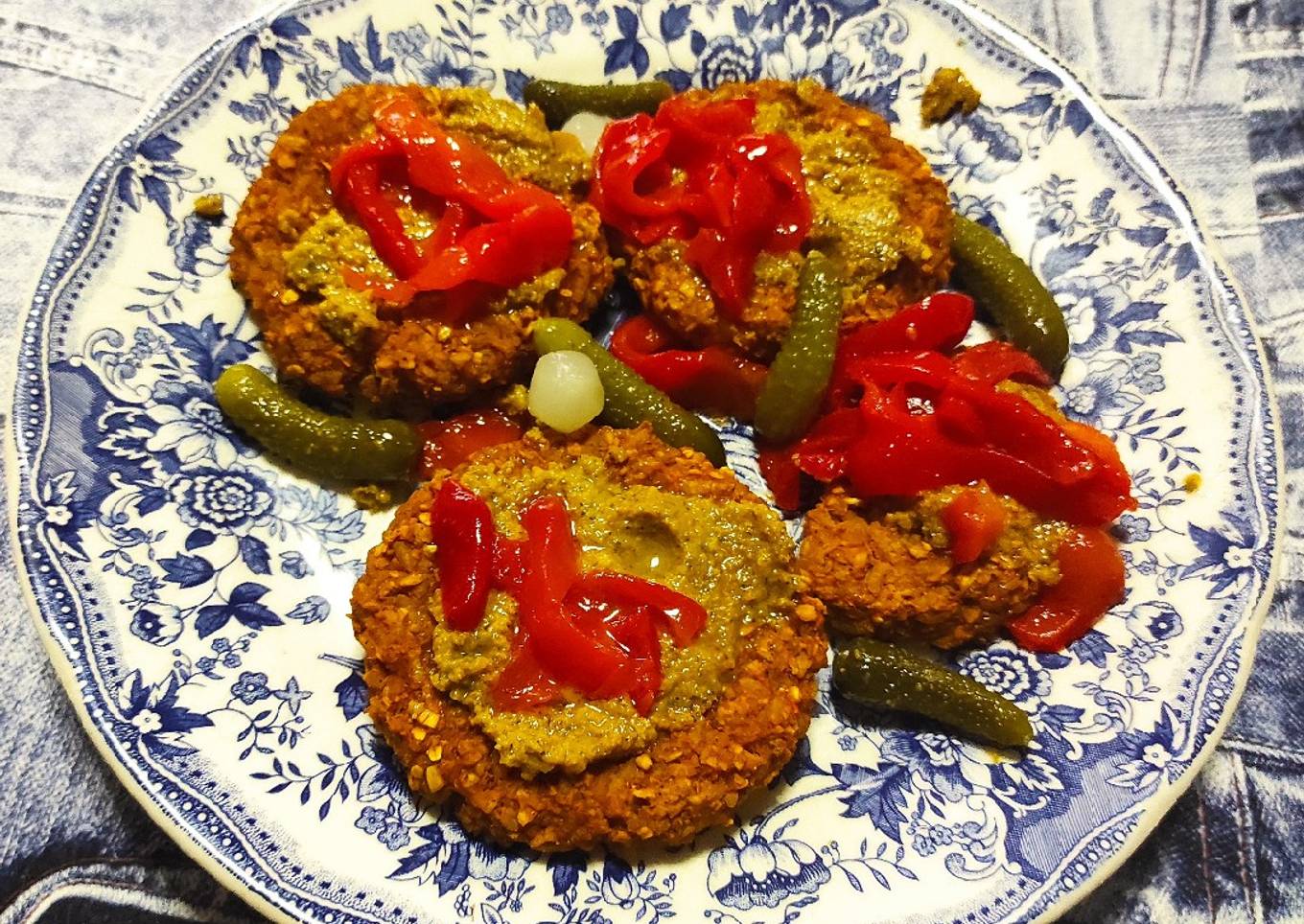 Hamburguesas de verduras con salsa recicle y pepinillos en vinagre