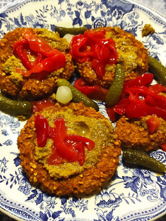 Una foto de Hamburguesas de verduras con salsa recicle y pepinillos en vinagre