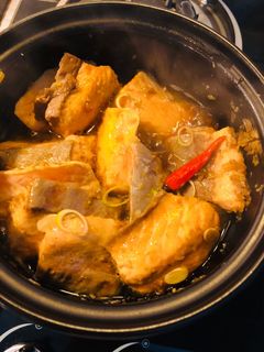 Hình của món Cá hồi kho sả, ớt.