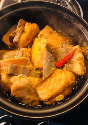 Hình của món Cá hồi kho sả, ớt.