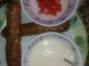 Una foto de kebab carne con salsa