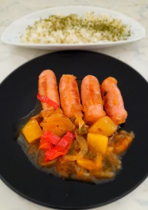 Foto principal de Salchichas con verduras cocidas en vino blanco