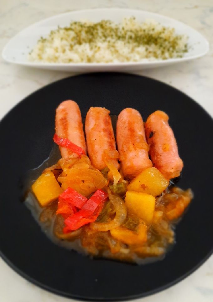 Una foto de Salchichas con verduras cocidas en vino blanco
