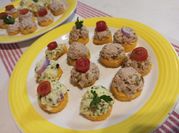 Una foto de canapes de atún