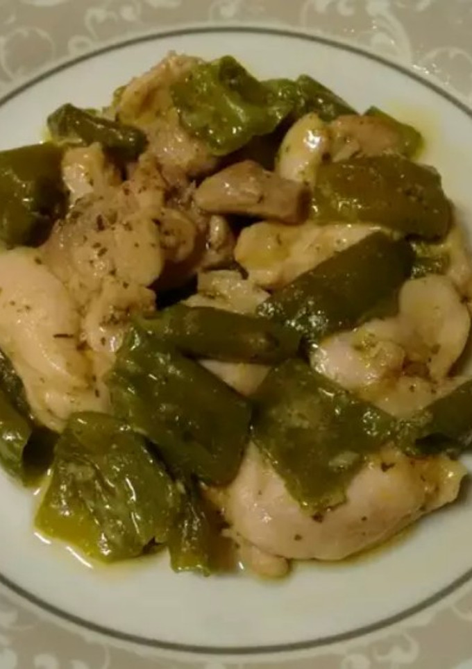 Una foto de Pollo con pimientos verdes