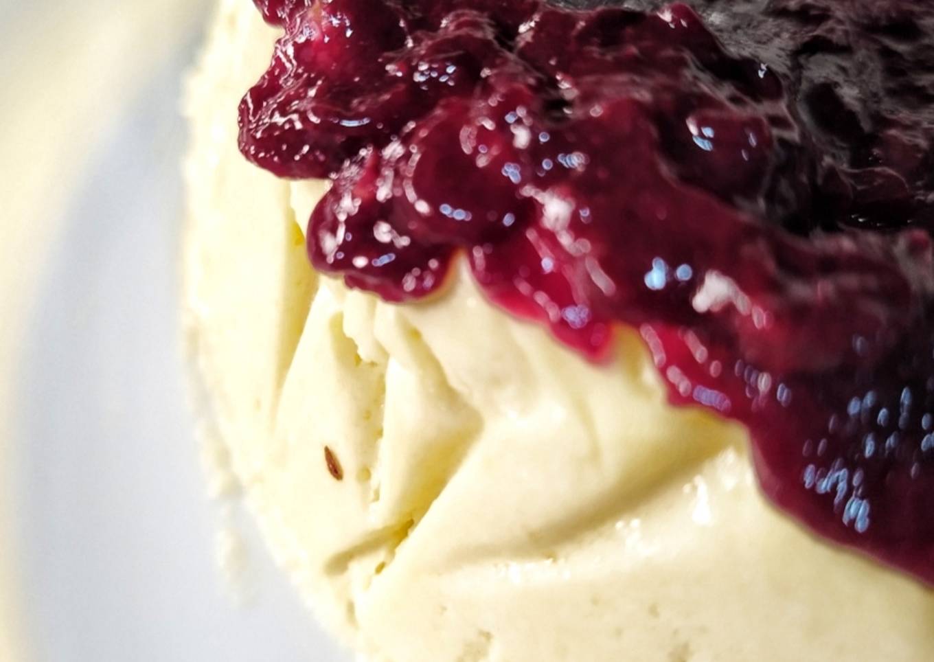 Tarta de queso cremoso con mermelada de arándanos
