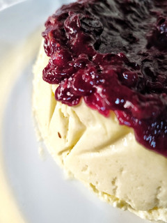 Una foto de Tarta de queso cremoso con mermelada de arándanos en airfryer
