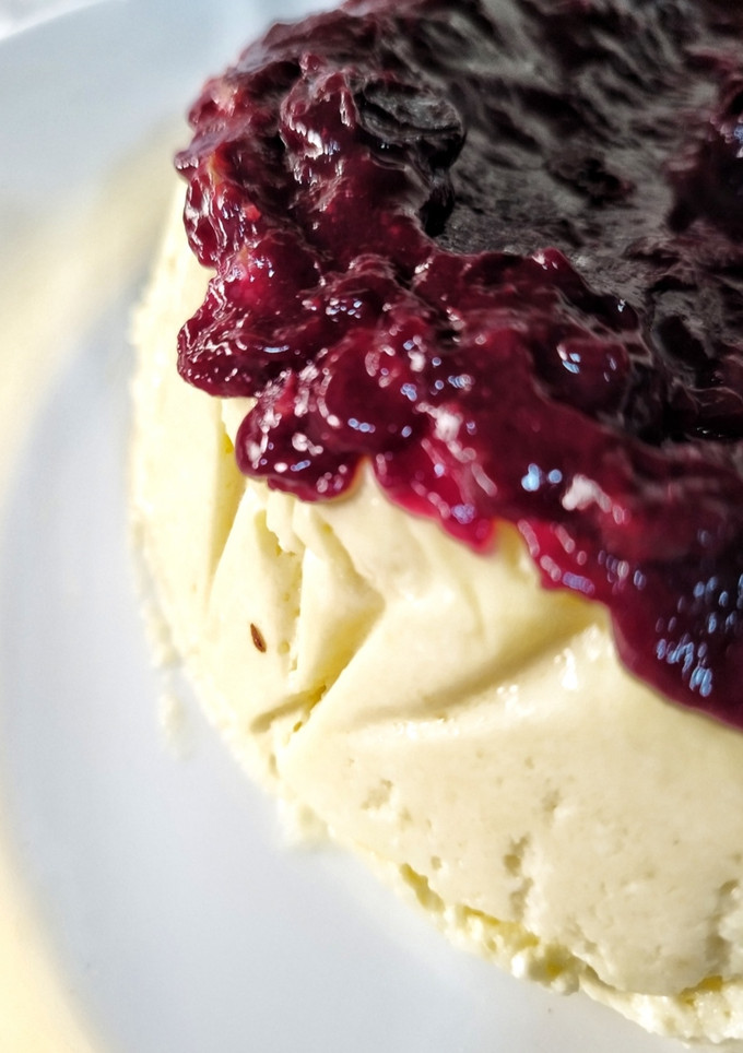 Una foto de Tarta de queso cremoso con mermelada de arándanos en airfryer