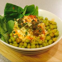 A picture of Green chicken and rice.