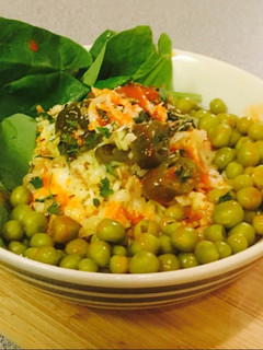 A picture of Green chicken and rice.
