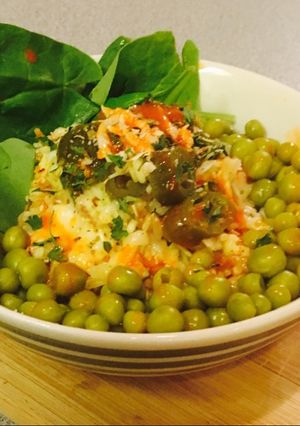 A picture of Green chicken and rice.