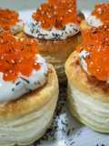 Vol-au-vent de queso con hierbas, alcaparras y perlas de salmón