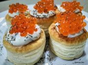 Una foto de canapés con caviar