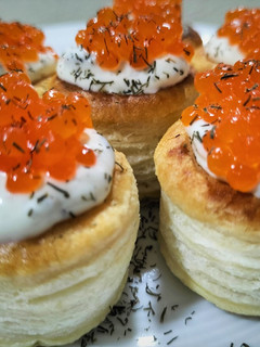 Foto principal de Vol-au-vent de queso con hierbas, alcaparras y perlas de salmón