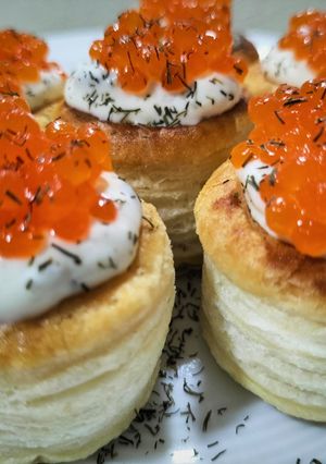 Foto principal de Vol-au-vent de queso con hierbas, alcaparras y perlas de salmón