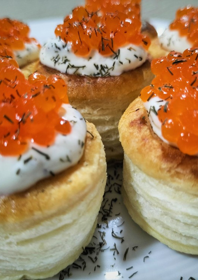 Una foto de Vol-au-vent de queso con hierbas, alcaparras y perlas de salmón