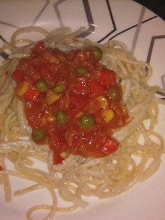 Una foto de Spaguetis con salsa de Atún y mix de verduras