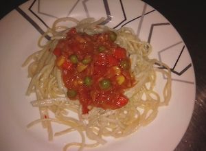 Una foto de Spaguetis con salsa de Atún y mix de verduras