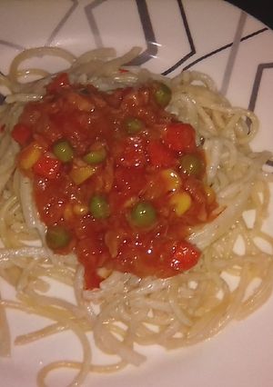 Una foto de Spaguetis con salsa de Atún y mix de verduras
