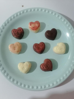 Una foto de Bombones de chocolate con relleno de Maracuyá con Mezcal