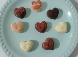 Una foto de Bombones de chocolate con relleno de Maracuyá con Mezcal