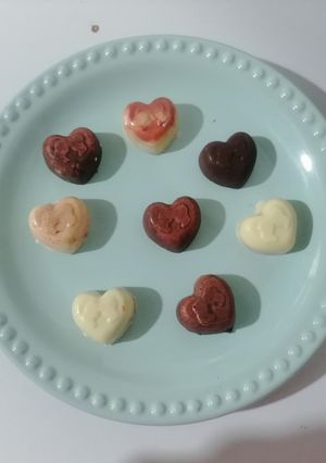 Una foto de Bombones de chocolate con relleno de Maracuyá con Mezcal