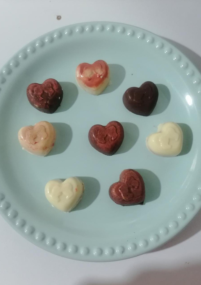 Una foto de Bombones de chocolate con relleno de Maracuyá con Mezcal