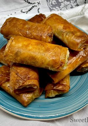 Foto di Involtini di pasta fillo con gamberi e verdure saltate
