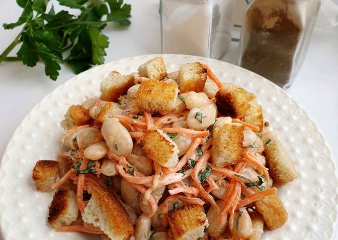 Салат с фасолью, морковкой по-корейски и сухариками