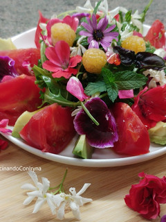 Una foto de Ensalada de rúcula y flores