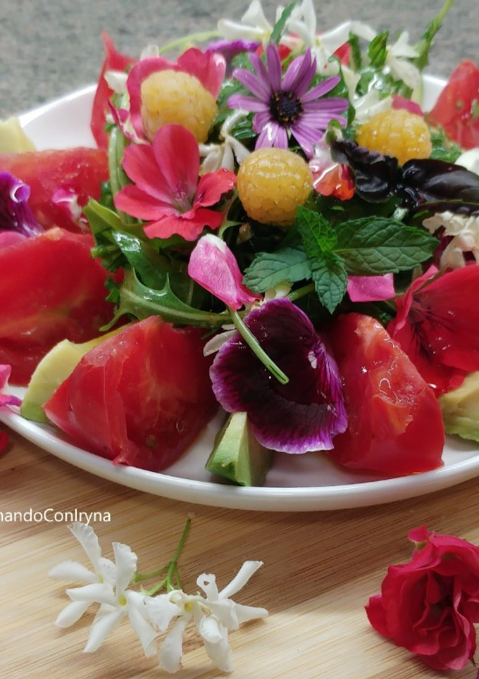 Una foto de Ensalada de rúcula y flores