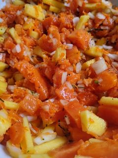 Una foto de Ensalada de mango, papaya, zanahoria, cebolla, cilantro🥯🧆🥙