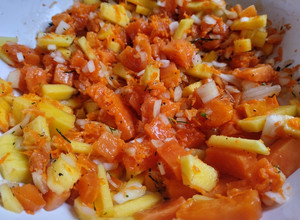 Una foto de Ensalada de mango, papaya, zanahoria, cebolla, cilantro🥯🧆🥙