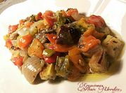 Una foto de ensalada de berenjena y calabacín