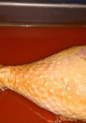 Una foto de Pierna de pavo ahumada con salsa de tamarindo y chile guajillo.ॐ