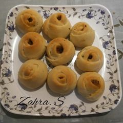 A picture of Rose shaped bread rolls.