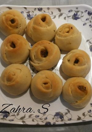 A picture of Rose shaped bread rolls.