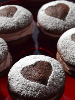 Una foto de Whoopies con crema de frambuesas