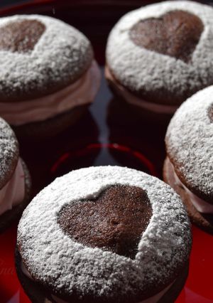 Una foto de Whoopies con crema de frambuesas