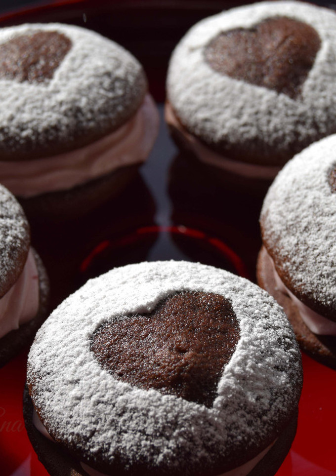 Una foto de Whoopies con crema de frambuesas