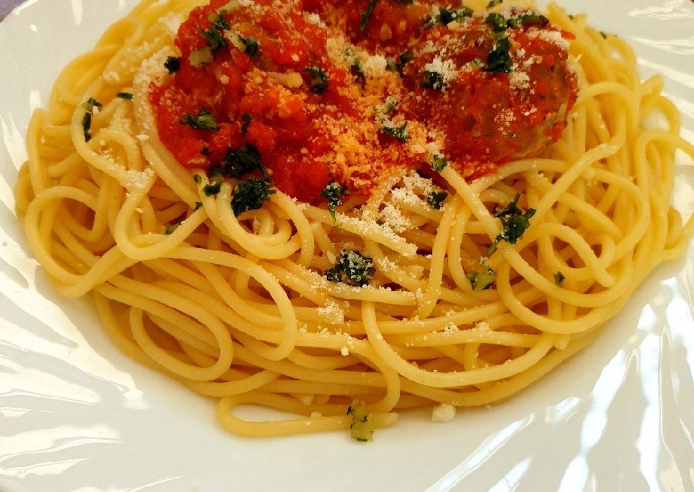 Espaguetis con albóndigas