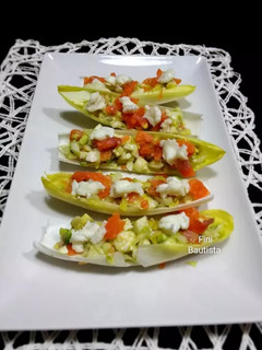 Una foto de Endivia rellena de salmón y queso de rulo